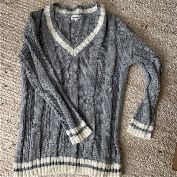 Super down grey sweater can be worn as a sweater dress as wel - Picture 3 of 5